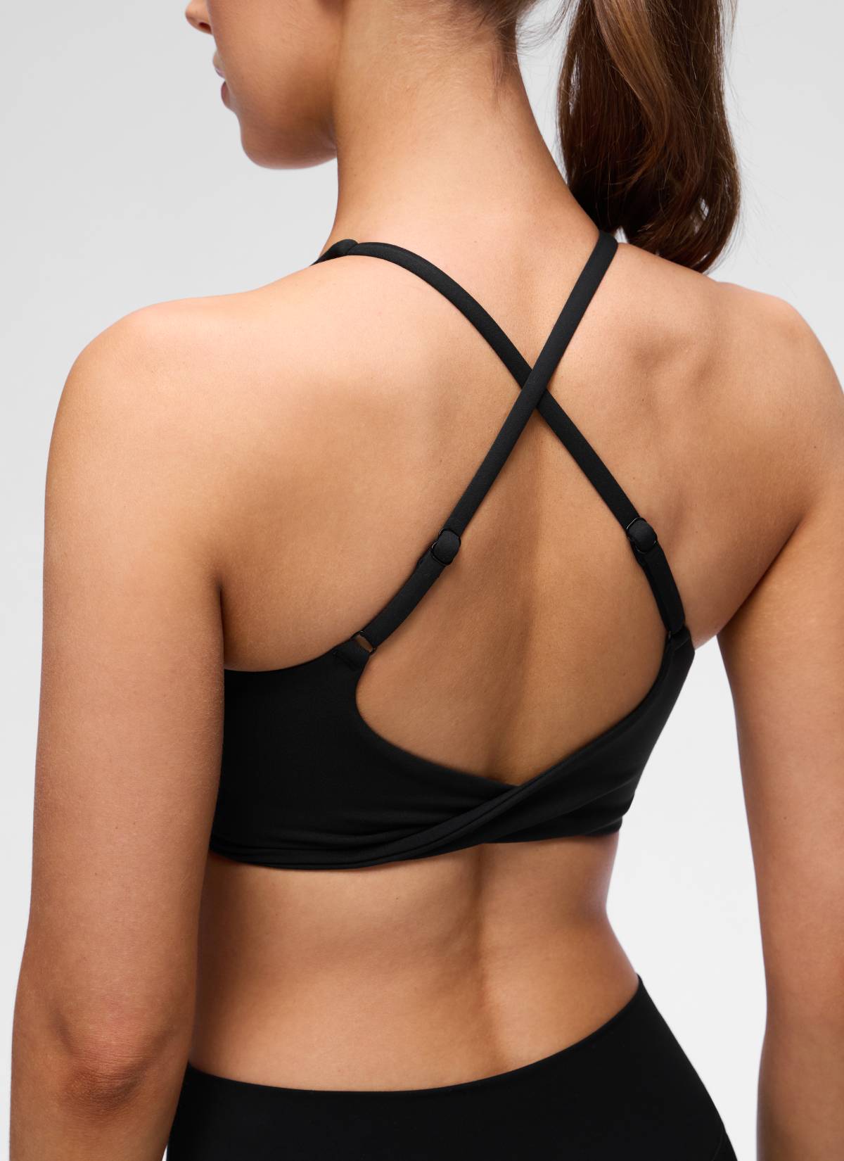 CRZ YOGA Women's Butterluxe Yoga V Neck Twist Cross Back Sports Bra Black @model_info:Lary