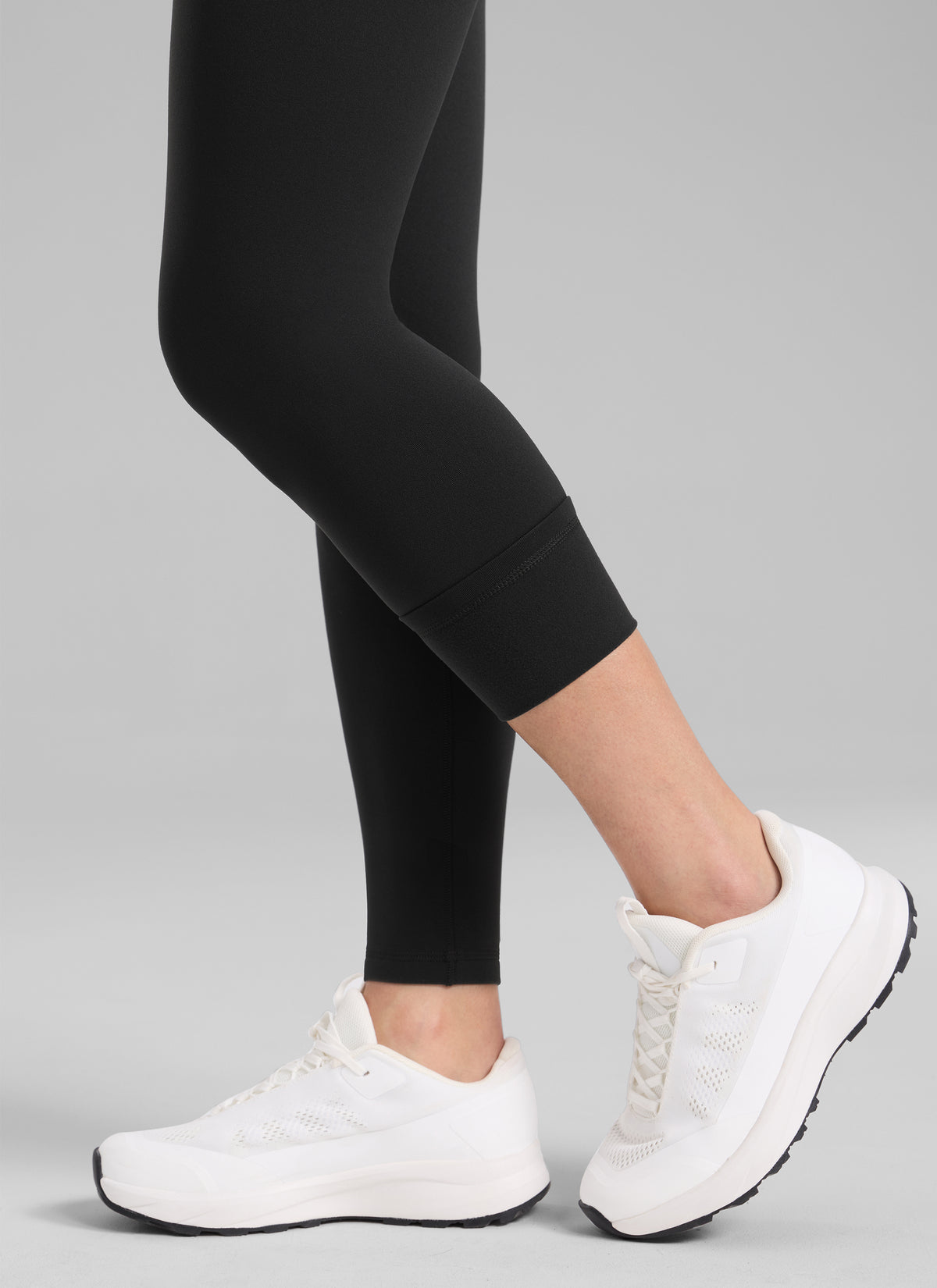 CRZ YOGA Women's Fleece Lined Casual High Rise Legging 28'' Black @model_info:Bruna