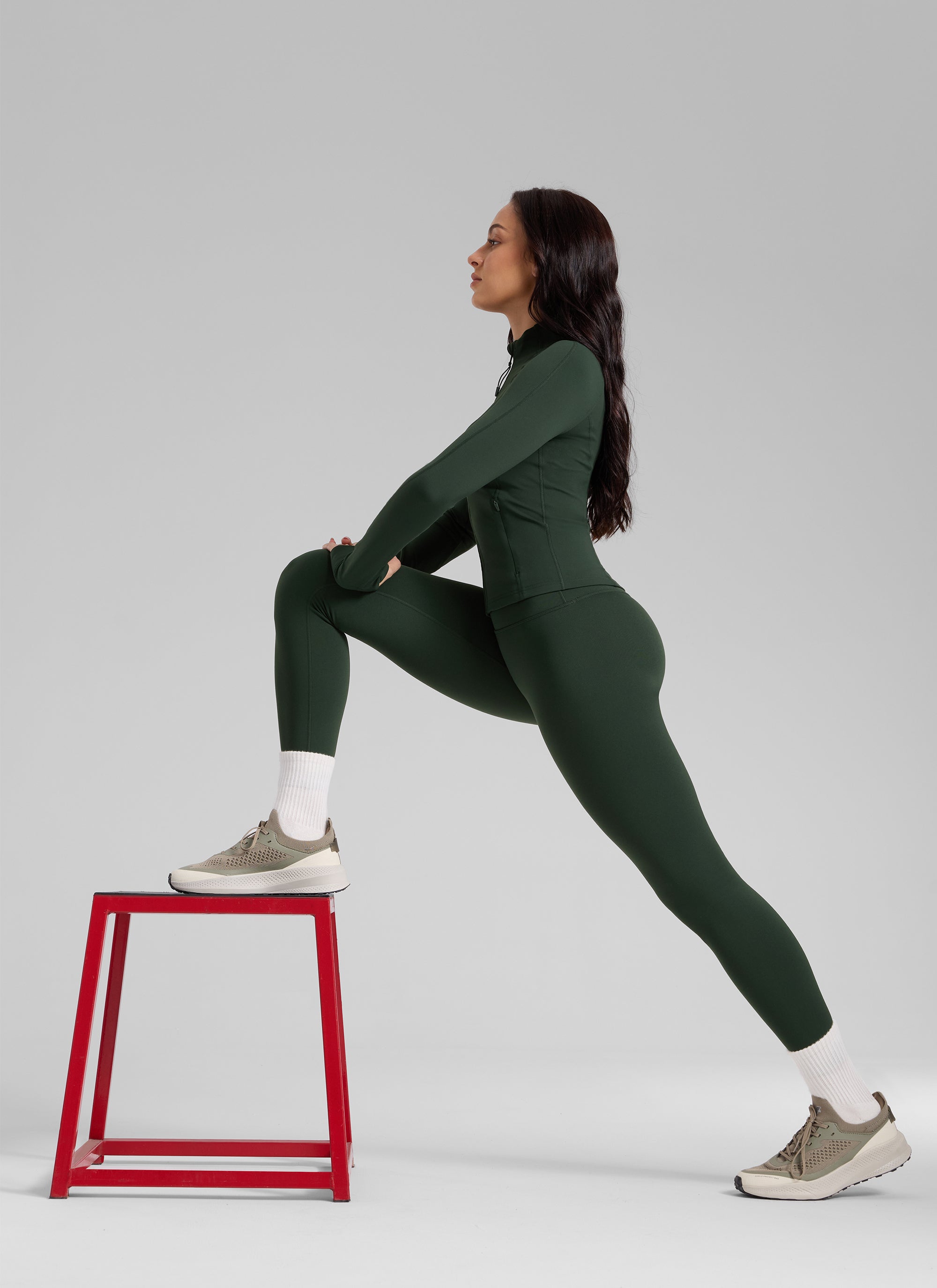 CRZ YOGA Women's Fleece Lined Casual High Rise Legging 28'' Legend Green @model_info:Bruna