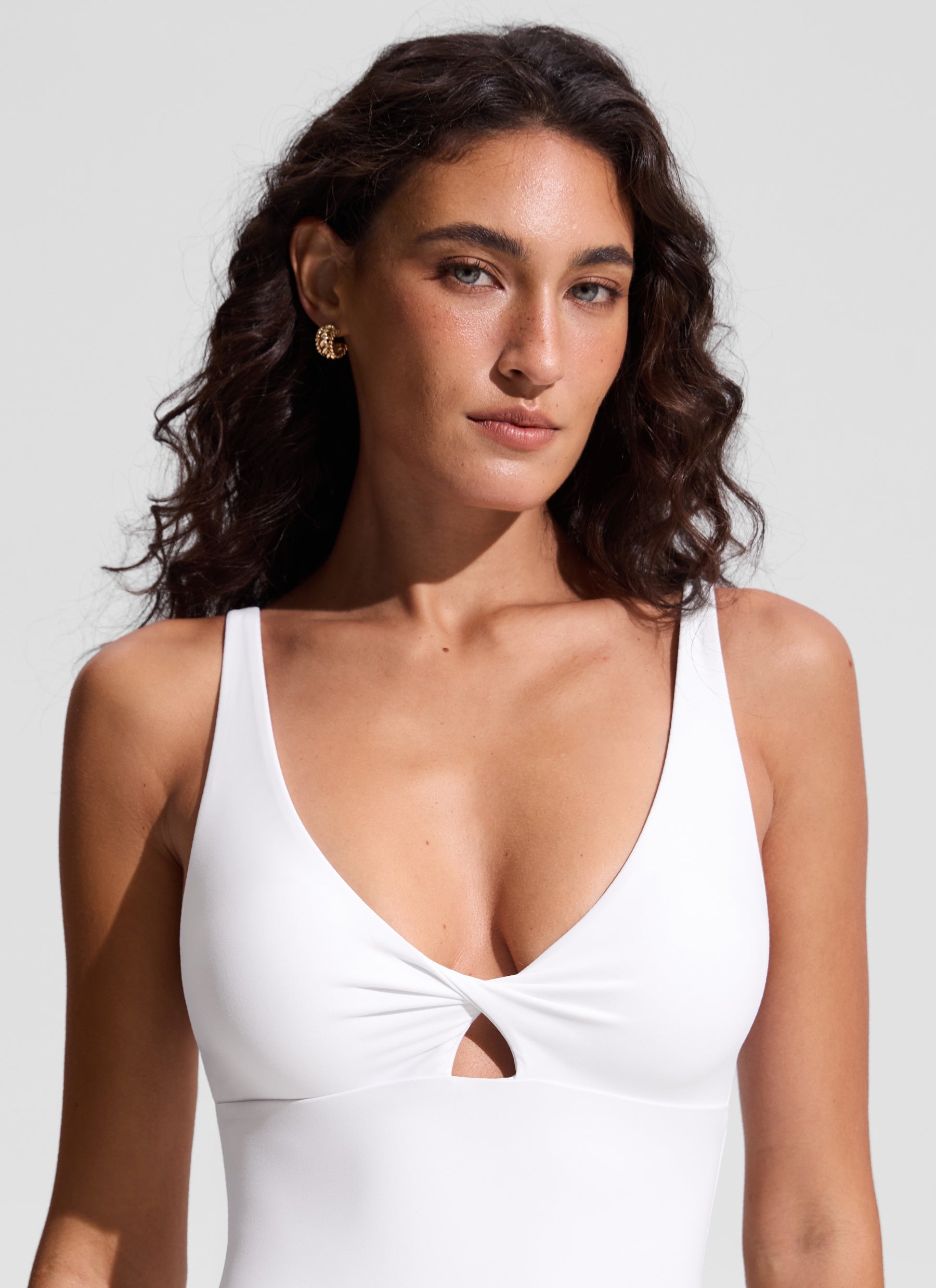 CRZ YOGA Women's Nexfeel Twist Cut Out One Piece Swimsuit White @model_info:V